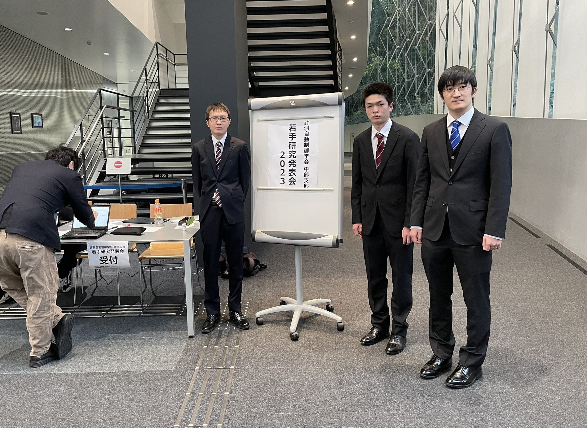 知能情報システム学科2年生の3名が計測自動制御学会で発表しました